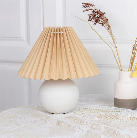 Antike plissee – vintage tischlampe mit falten