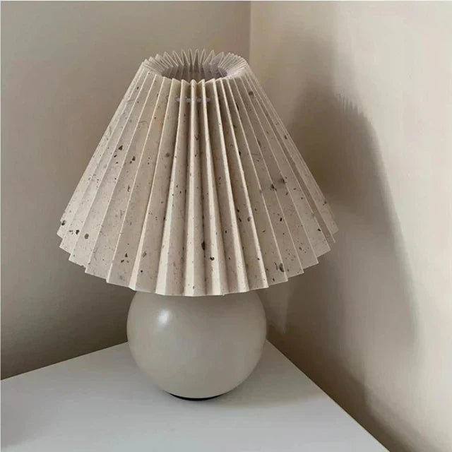 Antike plissee – vintage tischlampe mit falten