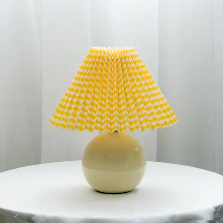 Antike plissee – vintage tischlampe mit falten