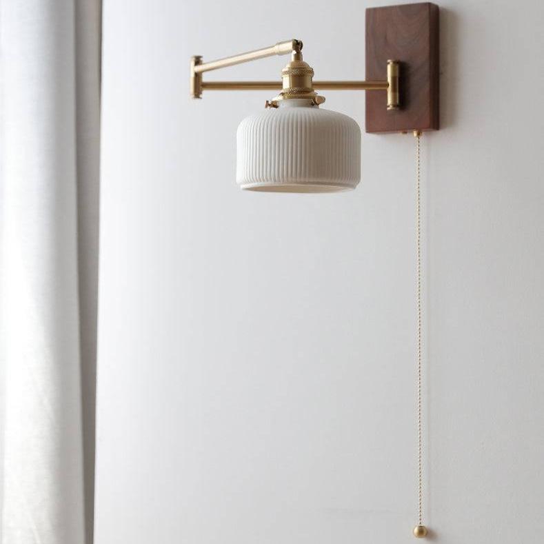 Wandleuchte aus keramik mit holzplatte