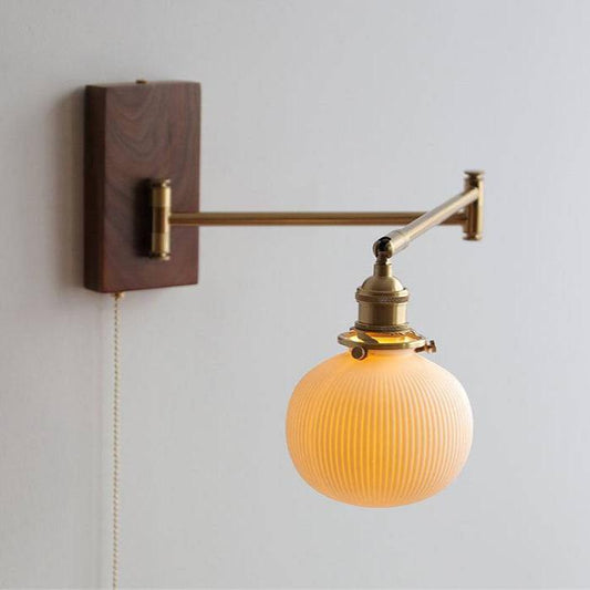 Wandleuchte aus keramik mit holzplatte