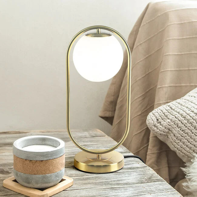 Goldene design-tischleuchte mit milchglas - gene