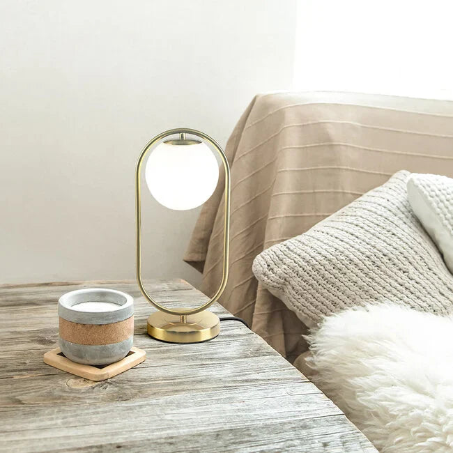 Goldene design-tischleuchte mit milchglas - gene