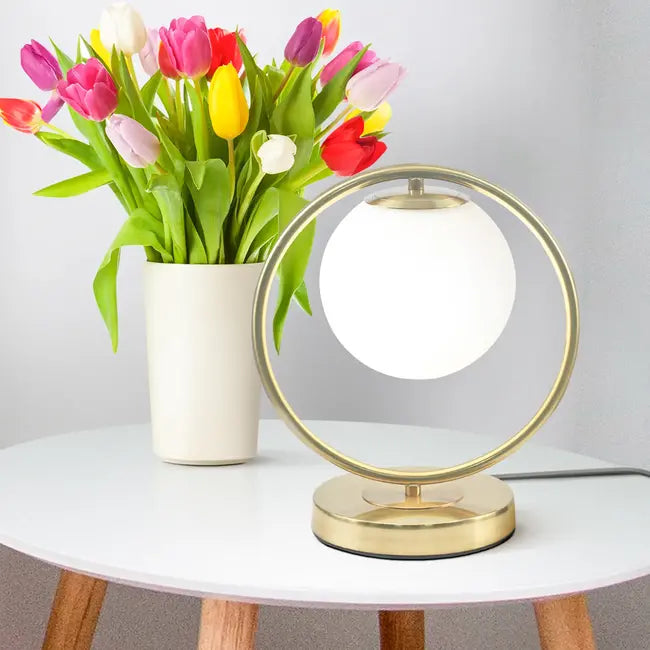 Goldene design-tischleuchte mit milchglas - gene