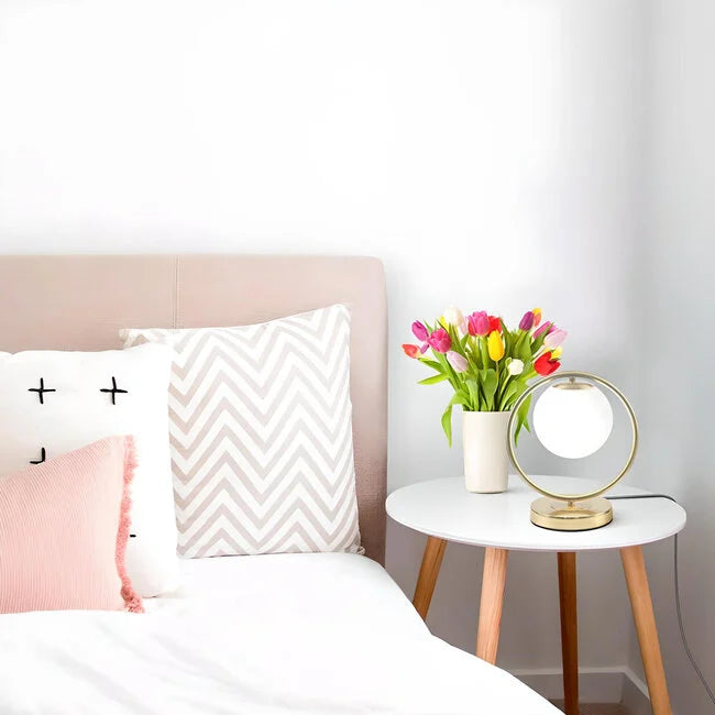 Goldene design-tischleuchte mit milchglas - gene