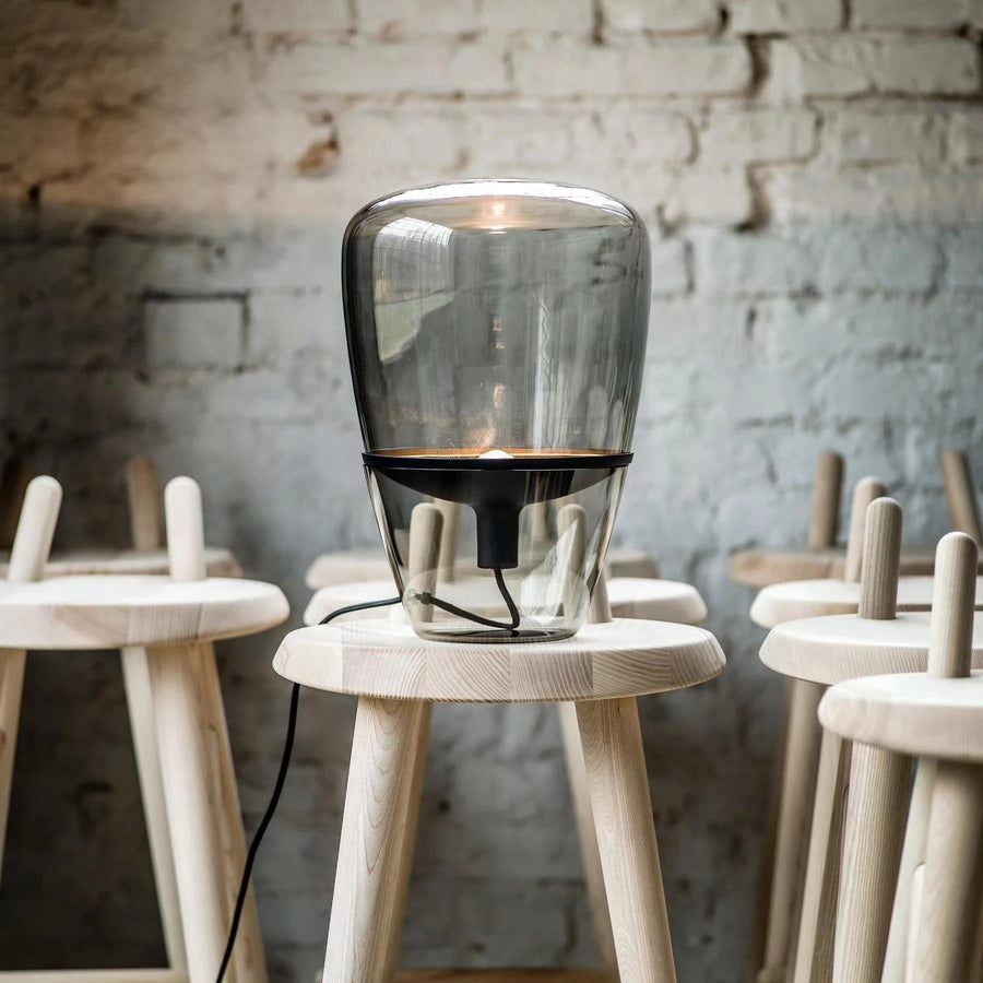 Tischlampe aus glas für das wohnzimmer – elegante innenbeleuchtung